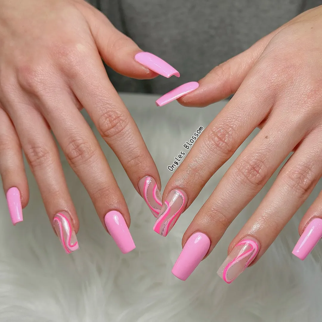 Hot pink swirl nails by Ongles Blossom