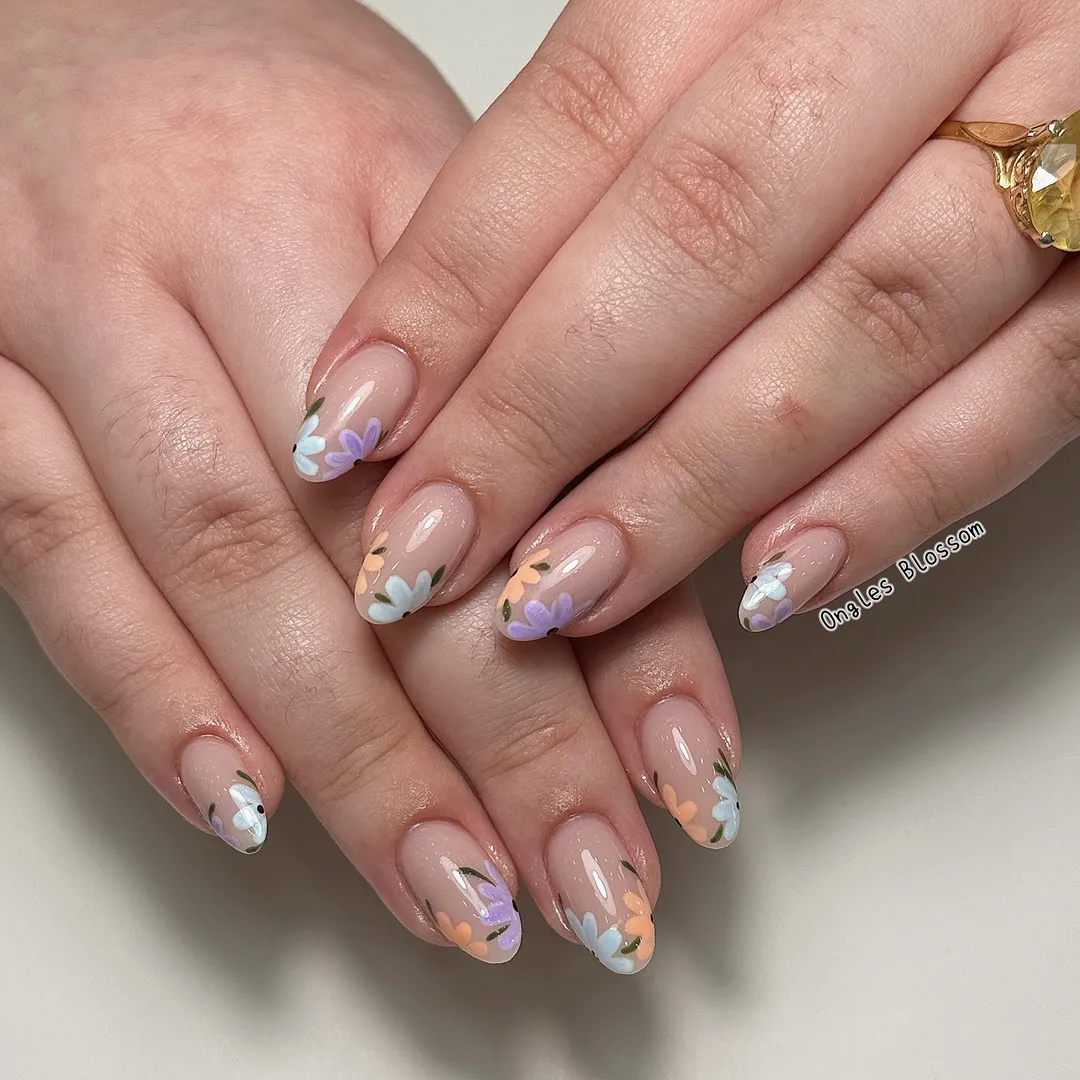 Soft lilac floral nails by Ongles Blossom