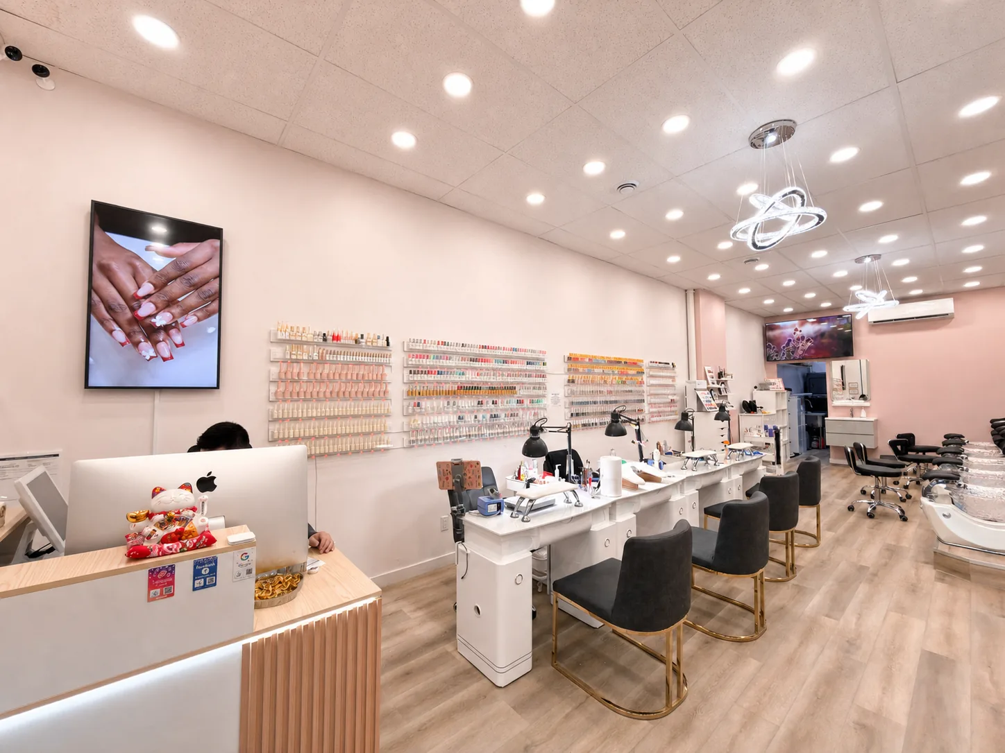 Reception, manicure stations and pedicure area inside Ongles Blossom Montréal